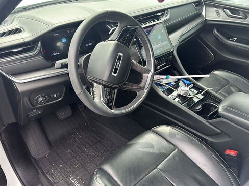 Used 2024 Jeep Grand Cherokee L Overland w/ Luxury Tech Group IV AWD/4WD image 4