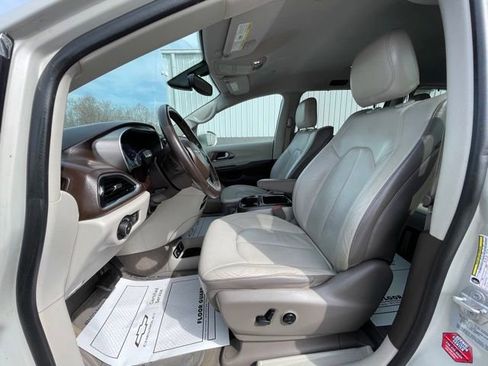 Used 2017 Chrysler Pacifica Touring-L Plus image 18