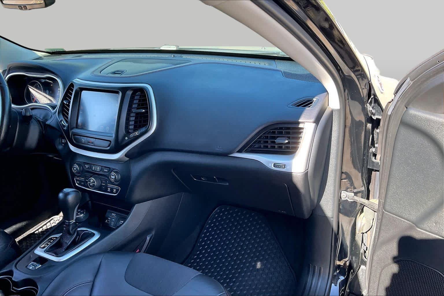 Used 2018 Jeep Cherokee Trailhawk AWD/4WD image 18