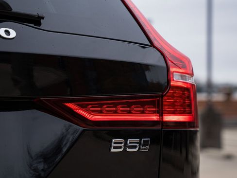 Certified 2025 Volvo V60 B5 Cross Country Plus image 6