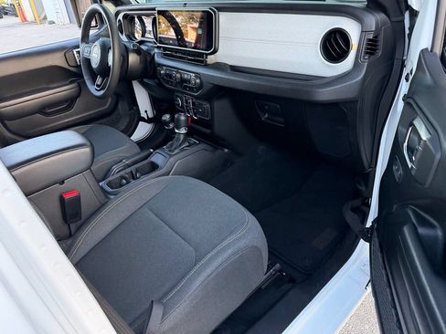 Used 2025 Jeep Wrangler Unlimited Sport AWD/4WD image 16