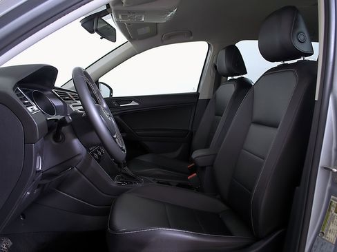 Used 2021 Volkswagen Tiguan SE FWD image 14