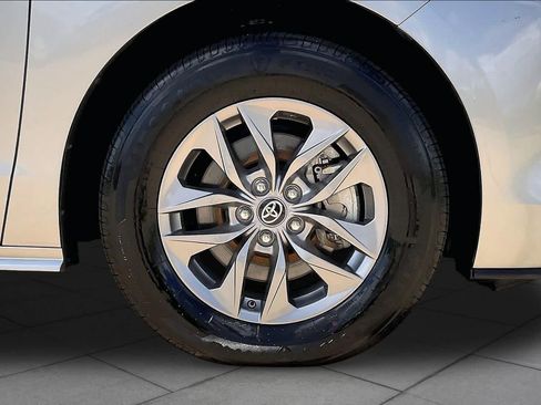 Used 2025 Toyota Sienna XLE FWD image 11