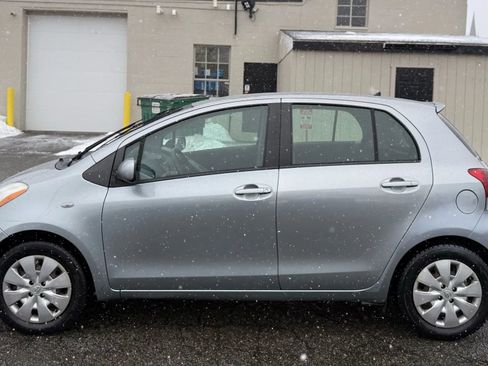 Used 2010 Toyota Yaris 4-Door Hatchback image 5