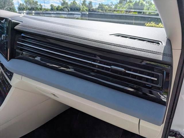 Certified 2025 Volkswagen Jetta SE w/ Sunroof Package FWD image 12