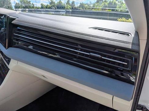 Certified 2025 Volkswagen Jetta SE w/ Sunroof Package FWD image 12