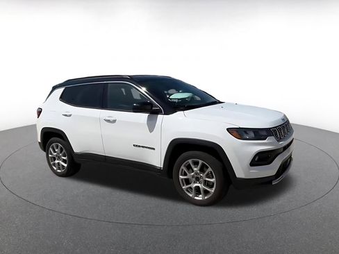Used 2025 Jeep Compass Limited AWD/4WD image 2
