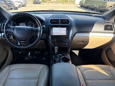 Used 2017 Ford Explorer XLT w/ Equipment Group 202A image 5