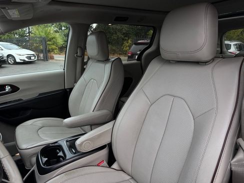 Used 2020 Chrysler Pacifica Limited FWD image 11