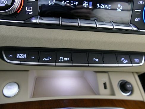 Used 2024 Audi Q5 e Premium w/ Convenience Package image 22