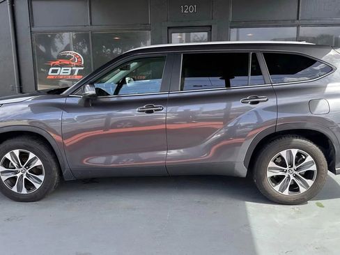 Used 2023 Toyota Highlander XLE image 2