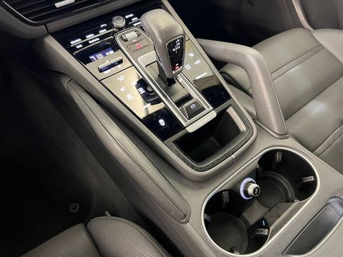Used 2022 Porsche Cayenne Platinum Edition image 28