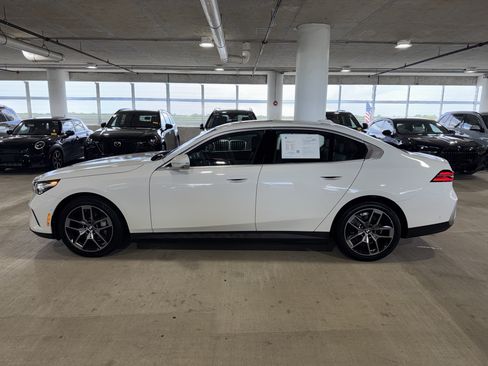 Used 2025 BMW i5 eDrive40i w/ Premium Package RWD image 5