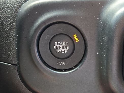 Used 2022 Jeep Wrangler Unlimited Rubicon w/ Cold Weather Group AWD/4WD image 17