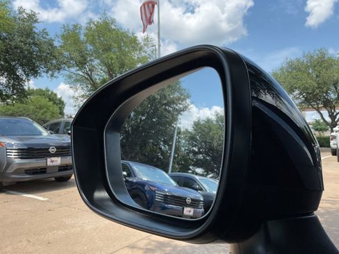 Used 2025 Nissan Rogue SV FWD image 17