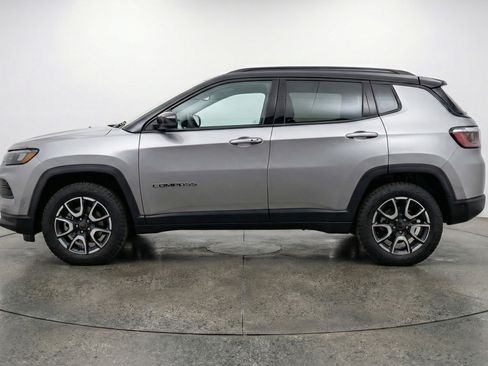 Used 2025 Jeep Compass Trailhawk image 5