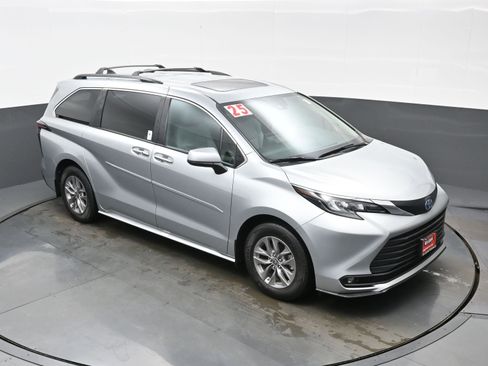 Used 2025 Toyota Sienna XLE w/ XLE Plus Package AWD/4WD image 37