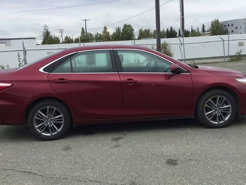 Used 2017 Toyota Camry SE image 9