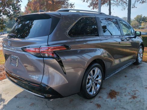 Certified 2023 Toyota Sienna Platinum image 10