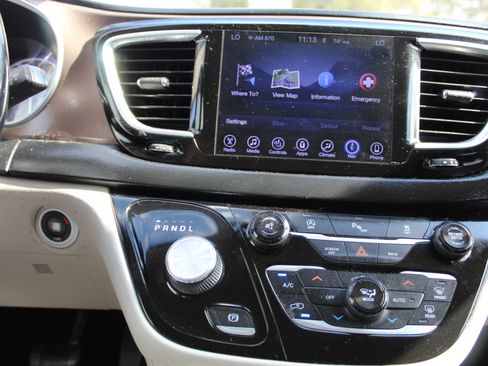 Used 2017 Chrysler Pacifica Touring-L Plus image 13