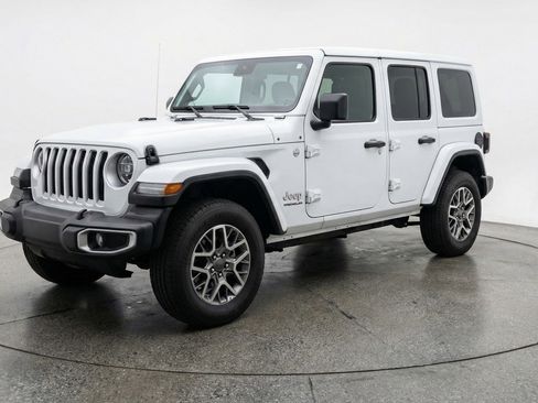 Used 2025 Jeep Wrangler Sahara AWD/4WD image 3
