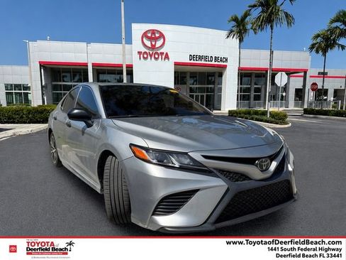 Used 2019 Toyota Camry SE FWD image 1