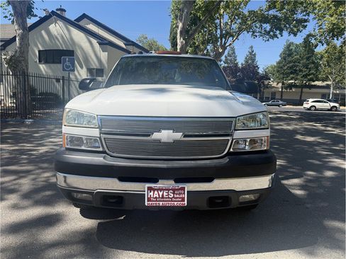 Used 2005 Chevrolet Silverado 3500 LS w/ Heavy-Duty Power Package AWD/4WD image 2