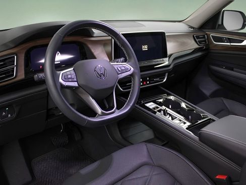 Used 2024 Volkswagen Atlas SE w/ Black Wheel Package FWD image 13