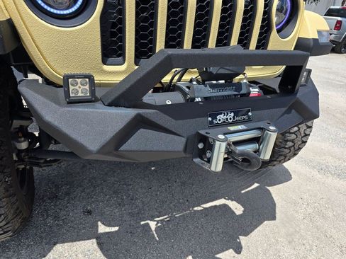 Used 2020 Jeep Gladiator Overland w/ Trailer Tow Package AWD/4WD image 10