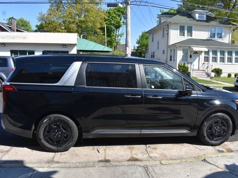 Used 2025 Kia Carnival FWD image 5