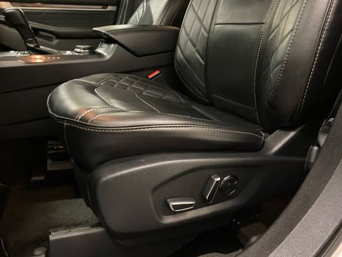 Used 2017 Ford Explorer Platinum image 18