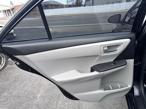 Used 2017 Toyota Camry SE image 15