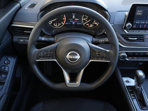 Used 2025 Nissan Altima 2.5 SV image 15