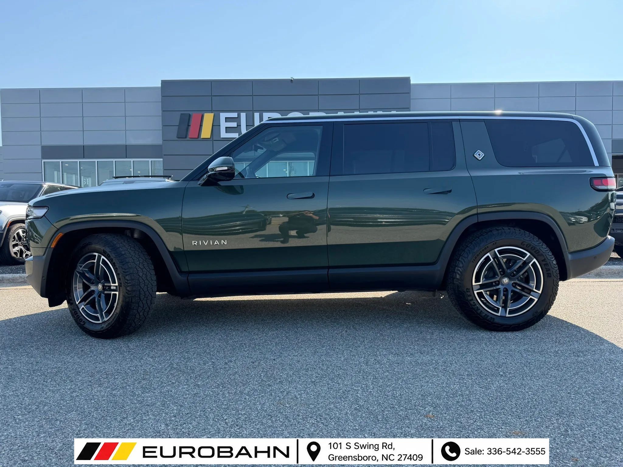 Used 2025 Rivian R1S Adventure Dual AWD/4WD image 2