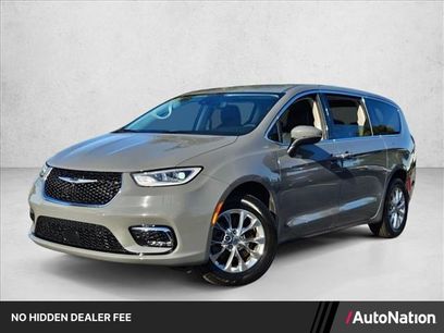 Used 2023 Chrysler Pacifica Touring-L w/ Uconnect Theater Family Group