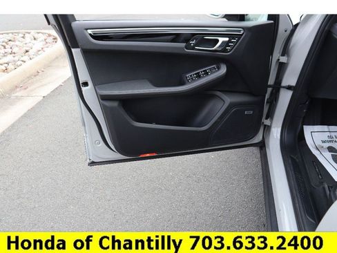Used 2021 Porsche Macan Base image 22