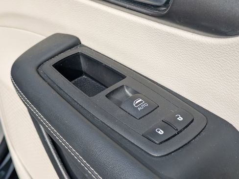 Used 2023 Chrysler Pacifica Touring-L image 35