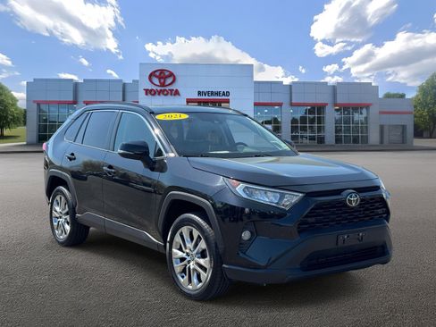 Used 2021 Toyota RAV4 XLE Premium AWD/4WD image 2