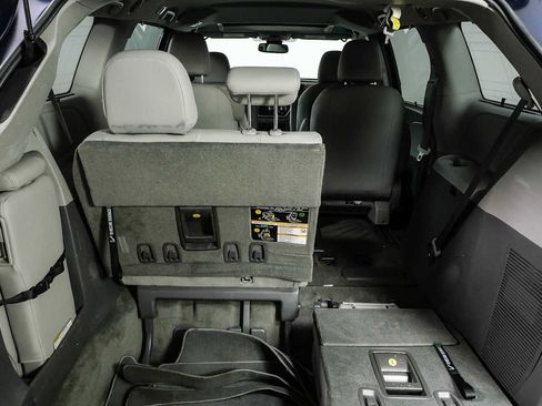 Used 2018 Toyota Sienna XLE w/ XLE Navigation Package FWD image 33