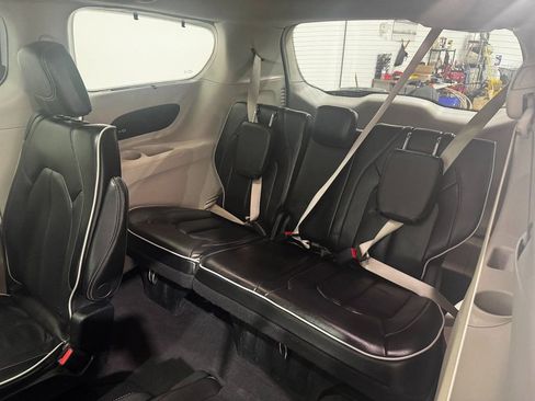 Used 2023 Chrysler Pacifica Limited image 21