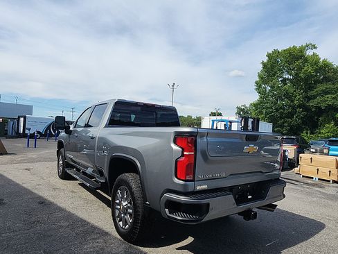 Used 2024 Chevrolet Silverado 2500 High Country w/ High Country Premium Package AWD/4WD image 3