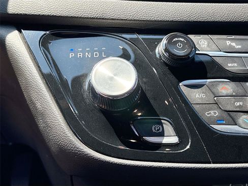 Used 2025 Chrysler Pacifica Select FWD image 16