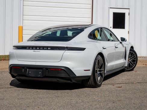 Used 2022 Porsche Taycan image 7
