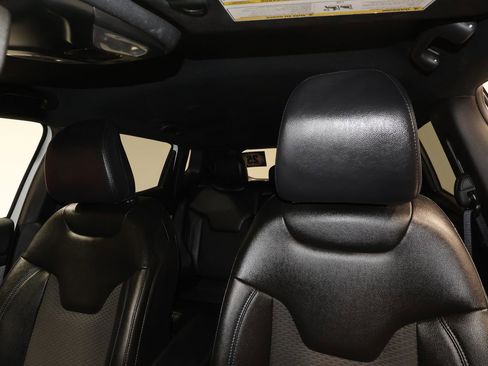 Used 2025 Jeep Compass Latitude image 16