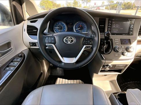 Used 2019 Toyota Sienna XLE image 5