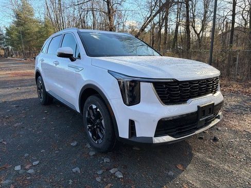 Used 2024 Kia Sorento S image 2