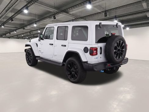 Used 2022 Jeep Wrangler Unlimited Sahara w/ Cold Weather Group AWD/4WD image 3