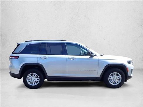Used 2023 Jeep Grand Cherokee Laredo AWD/4WD image 5