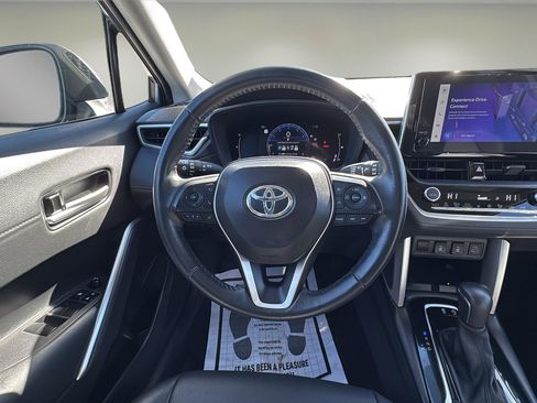 Used 2024 Toyota Corolla Cross XLE image 11