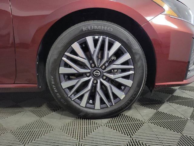 Used 2025 Nissan Altima 2.5 SV FWD image 11